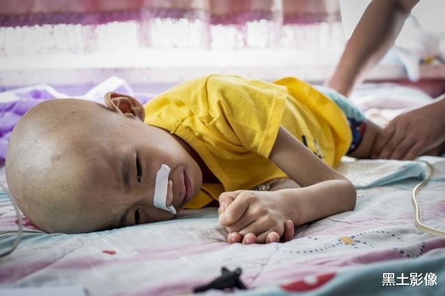 黑土影像|东北一6岁男童患重症疼痛难忍猛敲床铺，痛苦哀求：让我去死