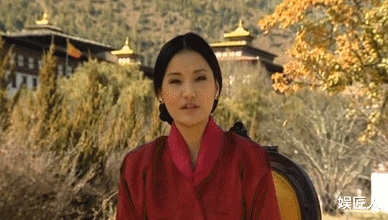 不丹王後首次公開演講，緊張到連續眨眼，不及婆婆半點氣場真失望-圖2