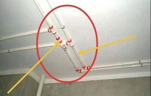 『』现场实拍:装修工人水管走顶!被老爸立马喝止,这简直在毁新房!