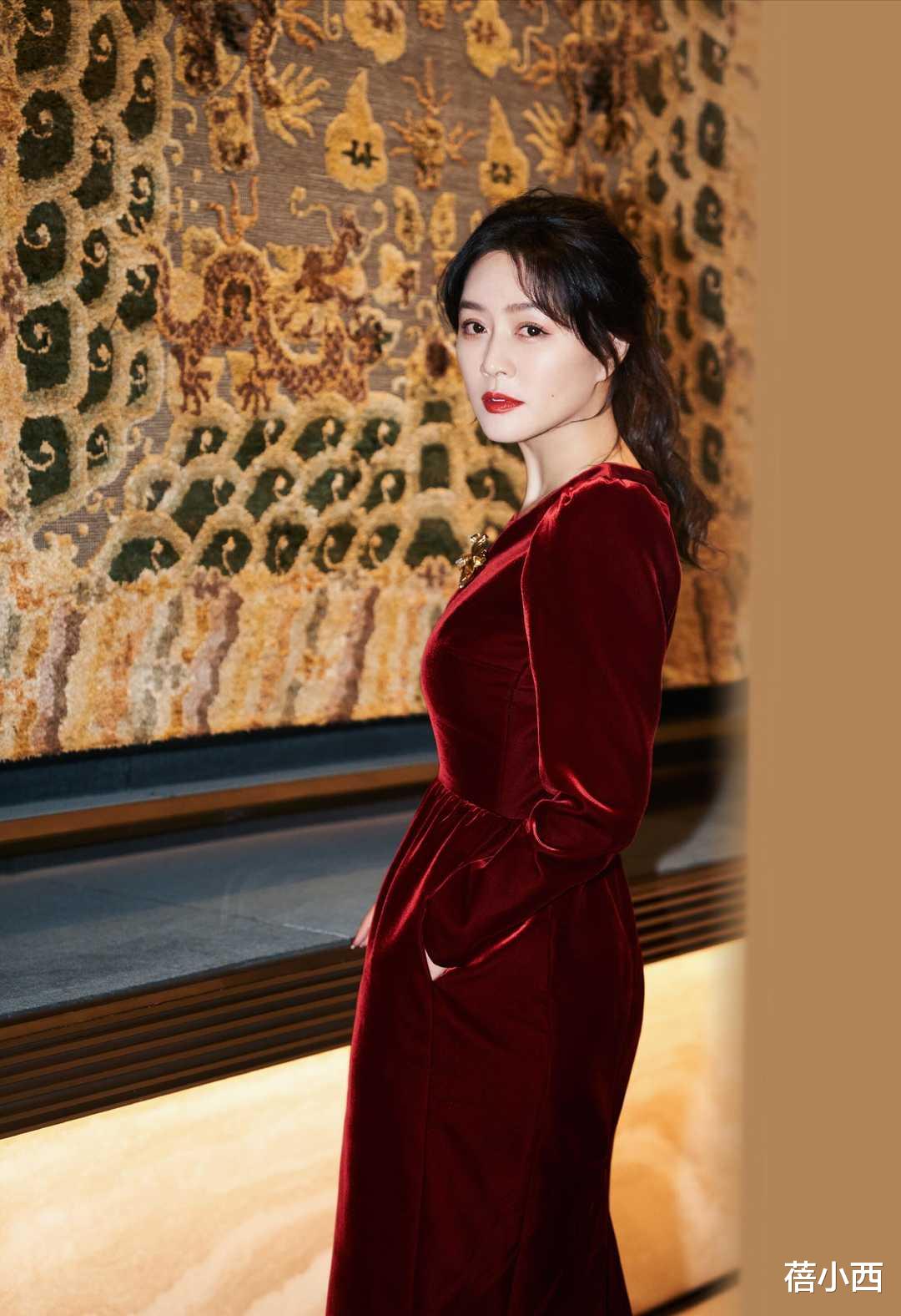 田海蓉|田海蓉有“料”又敢穿，镂空连衣裙扎低马尾亮相，转身侧边好惊艳