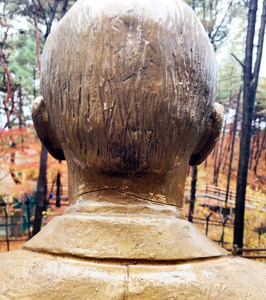 韓國前總統全鬥煥銅像被“鋸頭” 嫌犯當場落網（圖）-圖2