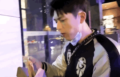 「摆摊」杨紫李现白宇王俊凯李易峰陈伟霆白敬亭，全员摆摊，地摊经济火了