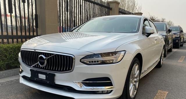 「哈曼卡顿」一跌就是10万，终于火了一把，轴距3米+10个哈曼卡顿，叫板奥迪A6