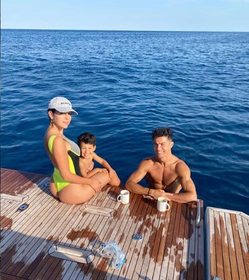 C罗|不用再租了！C罗砸560万欧购豪华游艇，乔治娜又添炫富神器