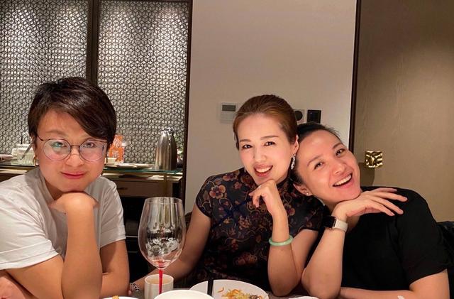 靳东|靳东老婆高调现身！昔日国际巨星一脸皱纹美的真实，素颜也不差