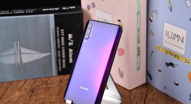 「华为荣耀」买荣耀还是选红米?线下店老板给出的回答很中听,说到我心坎了