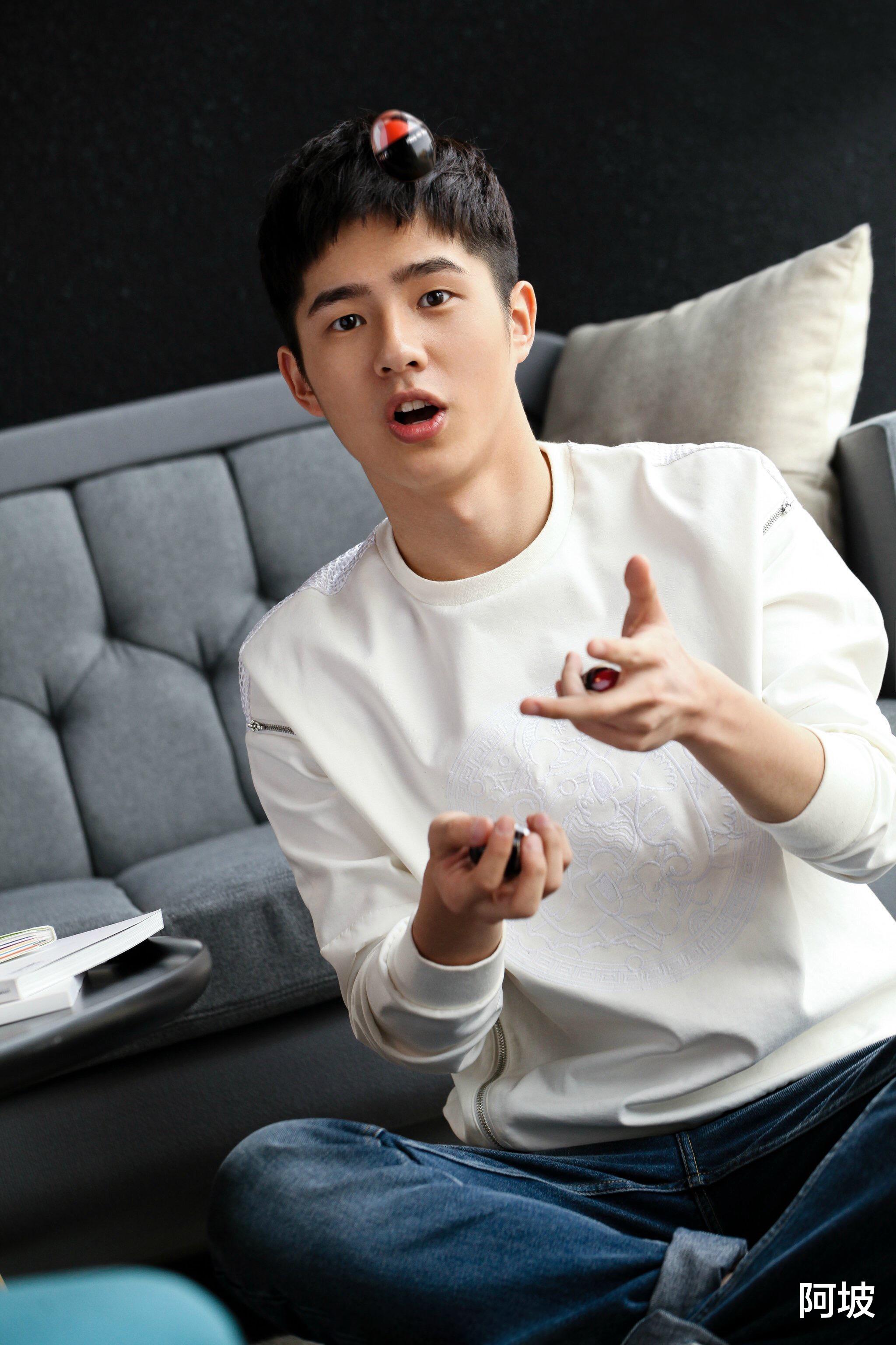 「肖战」“本想叫你哥， 其实是同岁”的明星， 华晨宇冻龄， 肖战更“过分”！