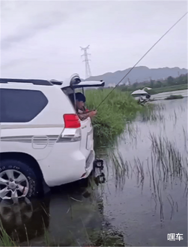 |为钓鱼，车主开普拉多前往，天降暴雨仍不走，可见其有多痴迷