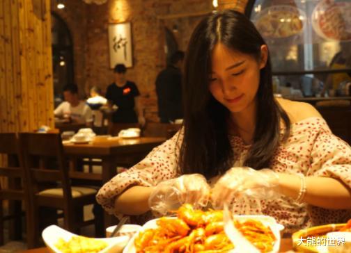 『小龙虾』今年的小龙虾为何没人吃了？我买了12斤虾，店家才终于告诉我原因