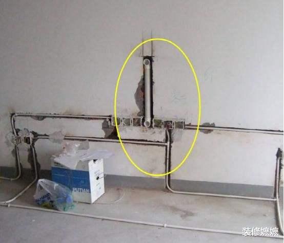 |头次见有钱人这样装修电视墙,墙里面埋根大水管,不得不感叹聪明