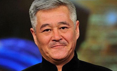 赵本山|63岁赵本山久违登台演唱《乡爱》主题曲，红光满面气色超好