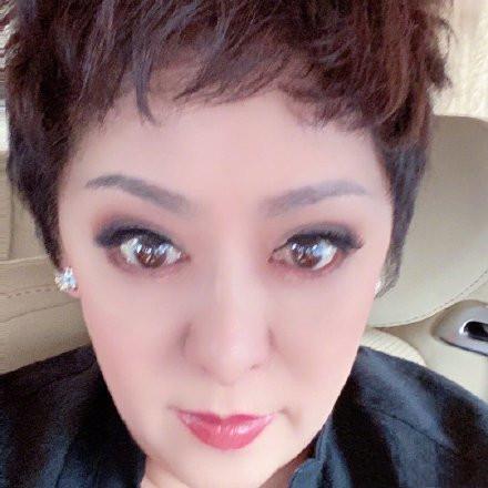 郭碧婷■向太人老心不老！新发型减龄但“不怒自威”，真心替郭碧婷捏把汗