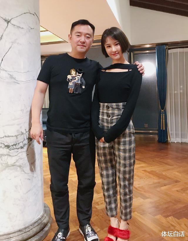 孔令辉|45岁孔令辉穿大裤衩与领导合影!被网友狠批,校方无奈做出回应