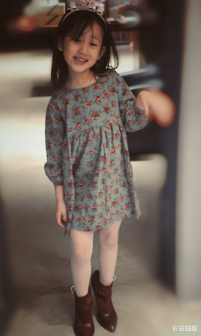 「穿衣搭配」都知道14岁黄多多穿衣浮夸，可看到她妹妹的穿搭，确定是6岁？