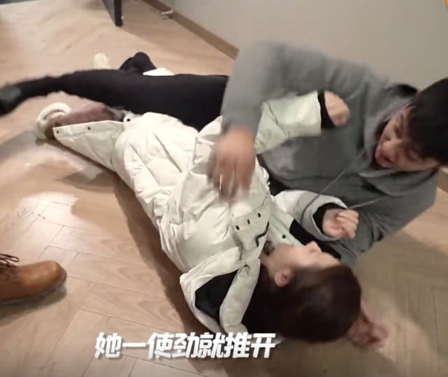 『迪丽热巴』迪丽热巴黄景瑜演练摔倒的戏，有谁注意热巴的手势？这才叫分寸感