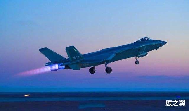 「F-22」国产歼20和美制F22有多大差距?看看尾焰的颜色就知道,却别很大