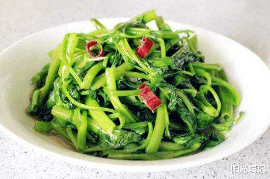「」炒空心菜时，别直接下锅炒！学会3个技巧，空心菜不发黑、不出水