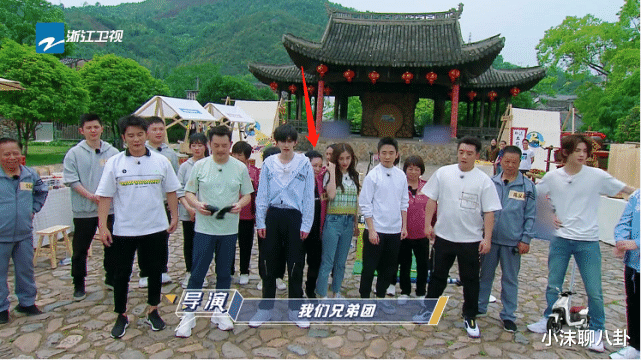 『Angelababy』《奔跑吧》站在杨颖旁边的女嘉宾“抢镜头”，baby的做法很有趣！