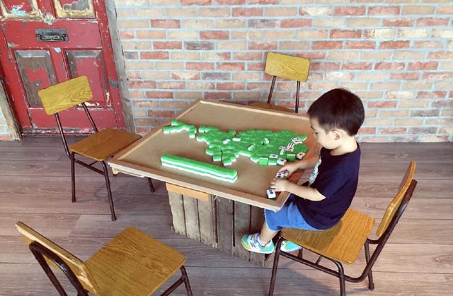 #陈小春#陈小春挺逗！二胎儿子正面照晒成表情包，哥哥也没逃过老爸的魔拍