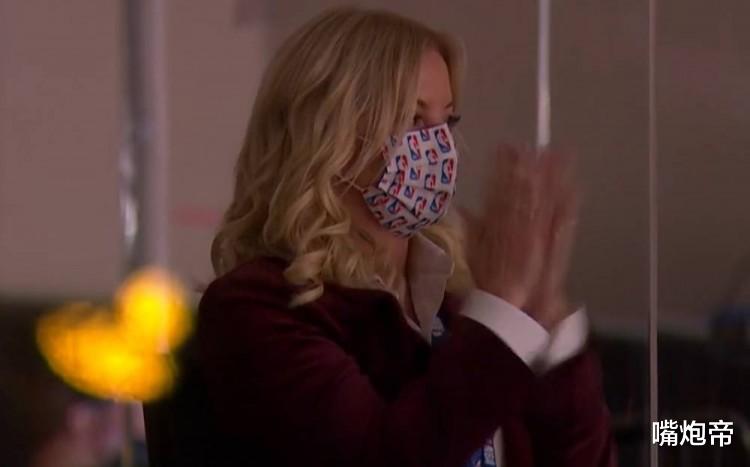 湖人队|欢庆吧湖人！洛杉矶全场点亮紫金灯火，詹皇场边指导，老板在鼓掌