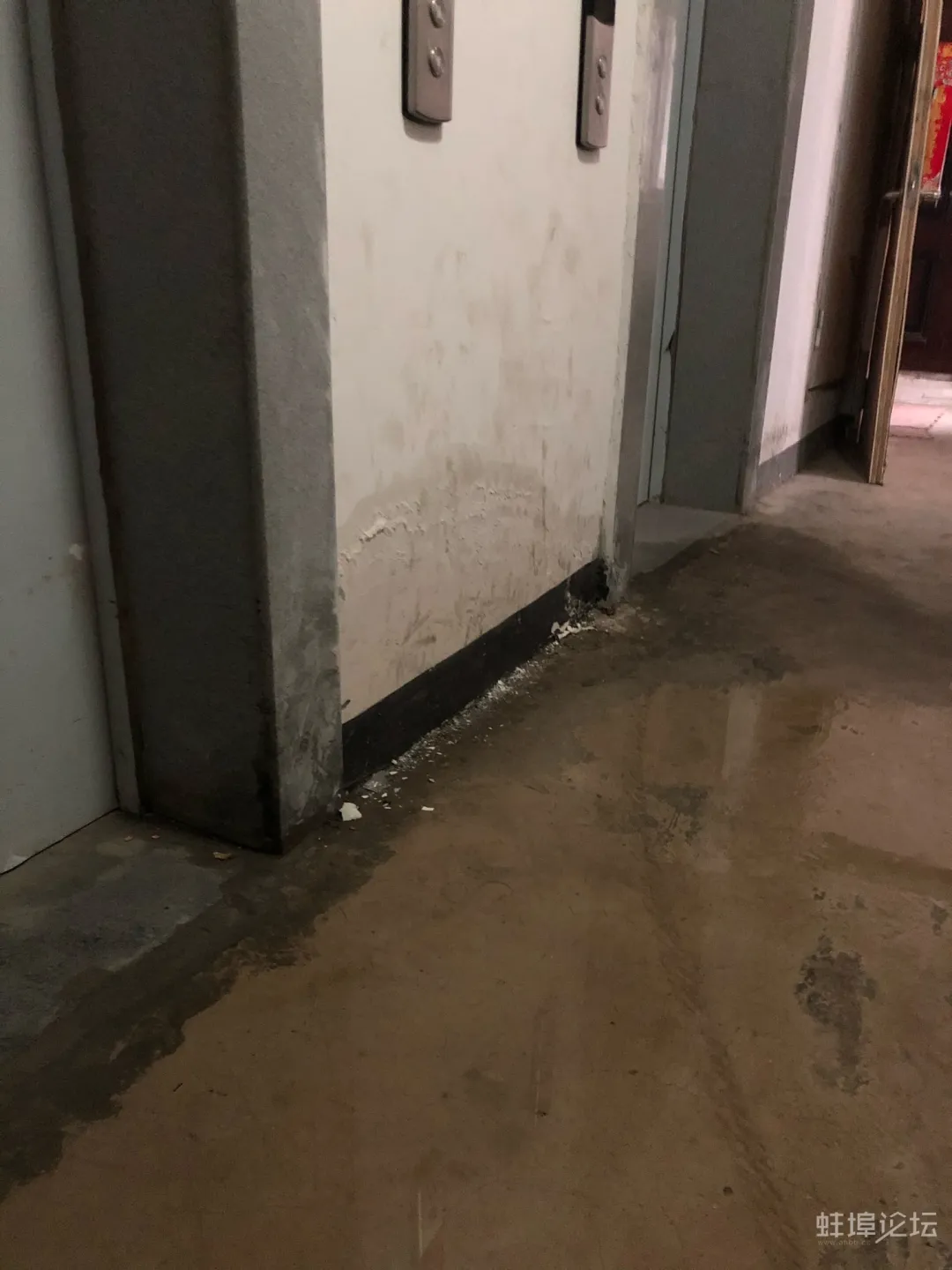 蚌埠论坛 “冻”天难！蚌埠某小区电梯口水管爆裂！还有小区停水是为了……