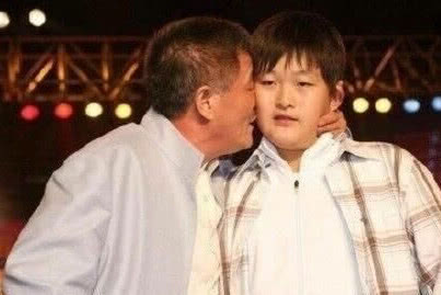 赵本山|赵本山警告儿子“啥也不是”,作为95后,严重发福体重超260斤