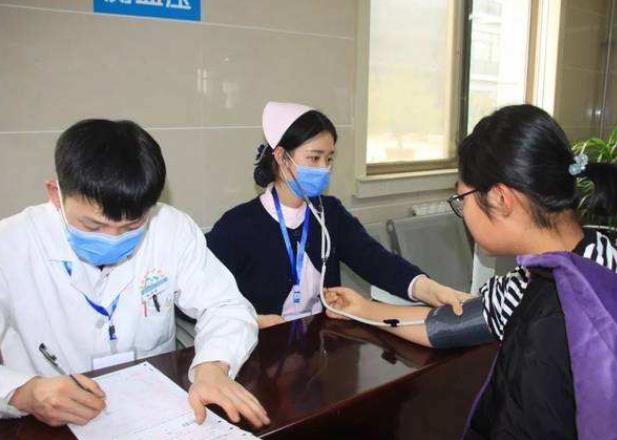 「民政局」每年高考后，考生为何结伴着去医院？网友：民政局高三生更多