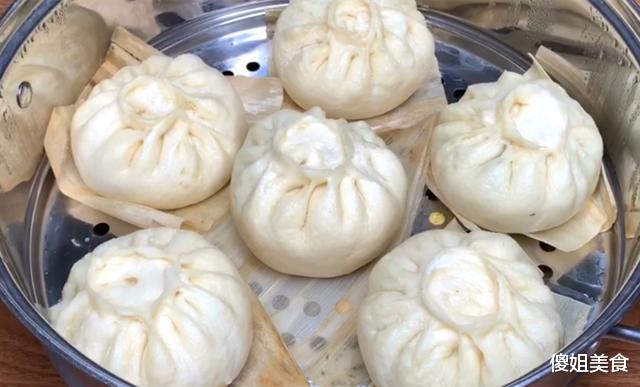 「包子」蒸包子，记住不要直接上锅蒸，诀窍告诉你，包子松软好吃，不回缩