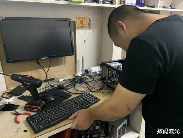 显卡|花3500买电脑，客户发现被坑了，朋友：退你2100，1400不在我这！