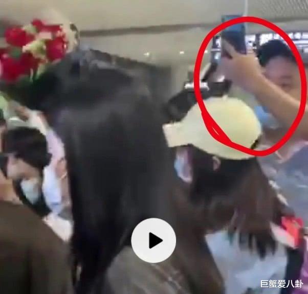 迪丽热巴|芒果台出直播事故,迪丽热巴遭陌生男求婚,男生身份遭扒太可怕