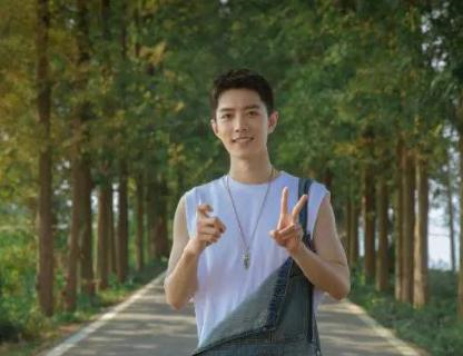 肖战|女友粉坐不住了？肖战新剧一家三口造型曝光，年代感十足