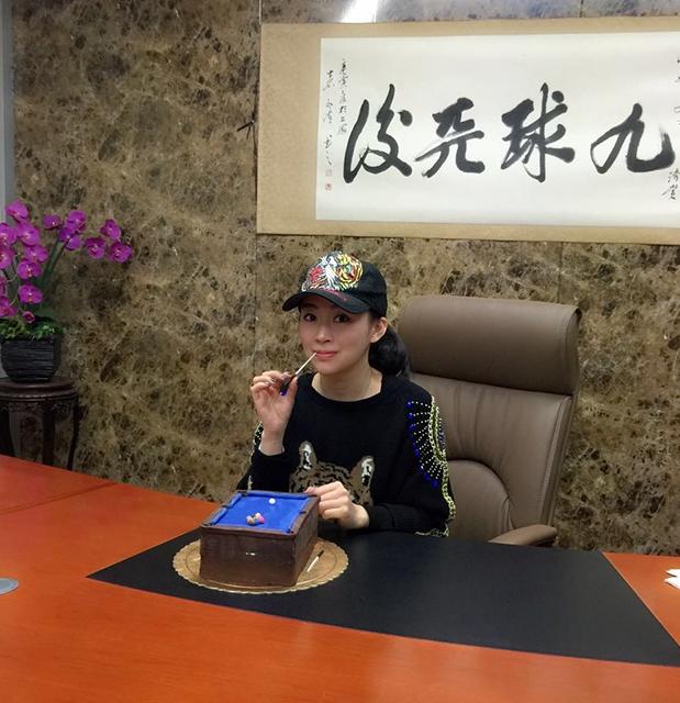 办公室|潘晓婷晒出自己的豪宅，书房装修像总裁办公室，一看就是霸气类型