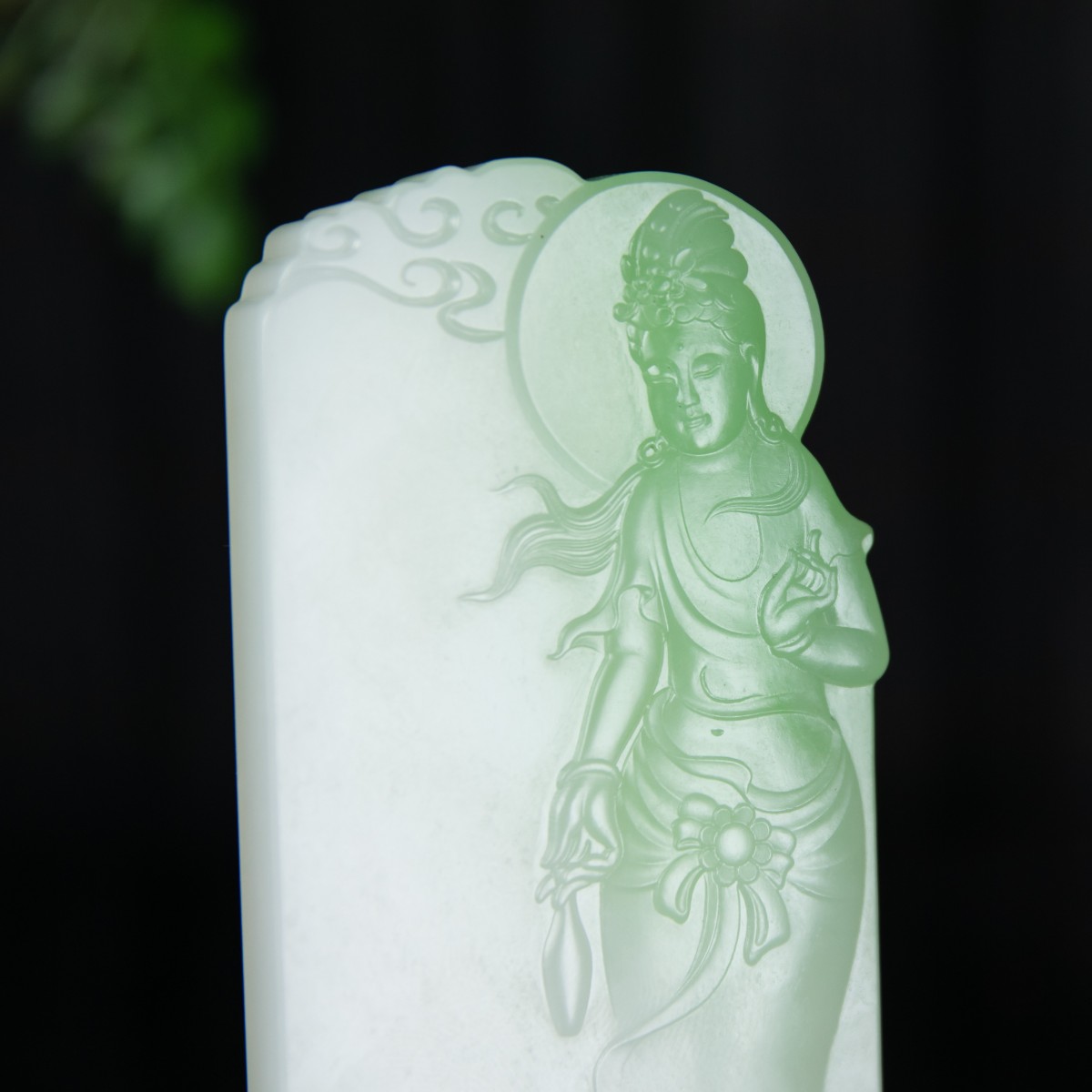 |白玉带翠价格翻倍，这种带翠料可与翡翠比美