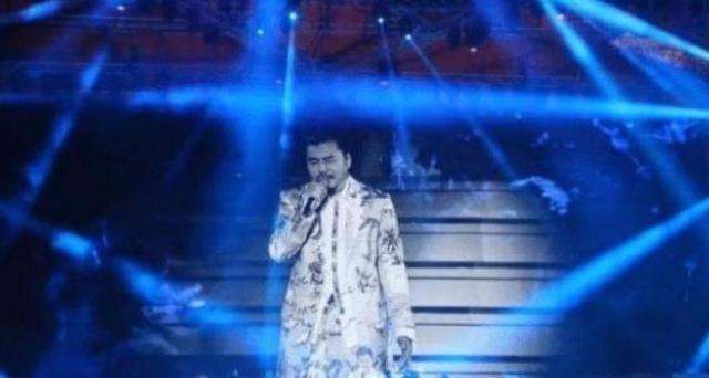 演唱会|歌手开过最惨的演唱会：用黑布把座位盖住，冒充观众