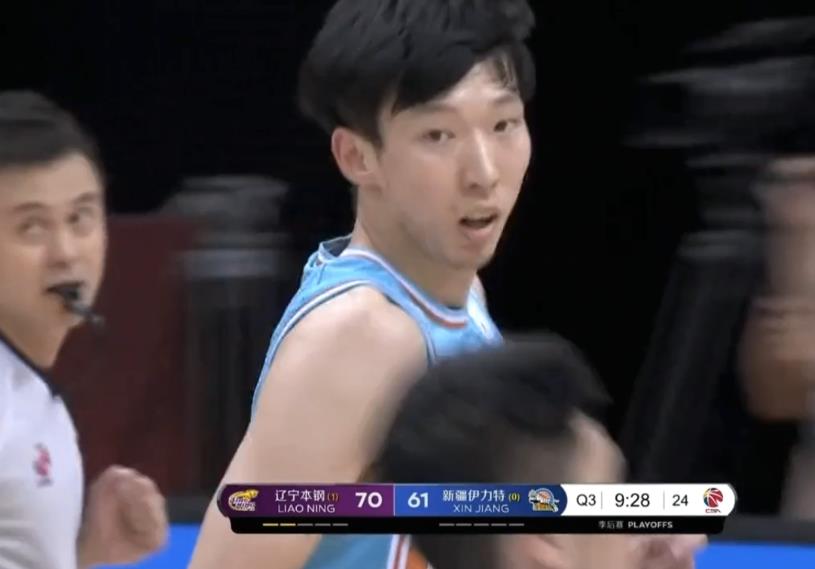 新疆男篮|新疆男篮打得太差了,98年小将下场时,阿的江怒摔战术板发泄