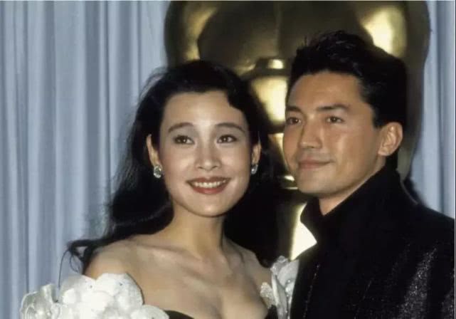 「春晚」她28岁宣誓“誓死效忠美国”，一句话毁掉85年春晚，导演道歉直言不想活了！