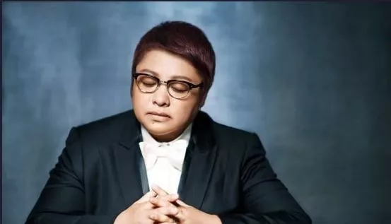 「韩红」韩红哭了,身上的秘密再也藏不住了,网友痛骂:虚伪、不要脸