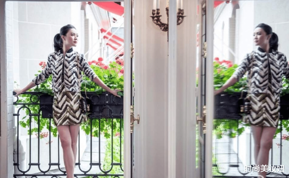 「穿衣搭配」田海蓉美到国外去！一身波浪纹套装配高马尾，气质惊艳又减龄
