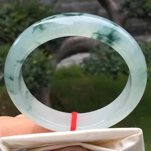 玉雕|数年无人问津的木那原石，店主自个切开后，现场叫价10万都不卖