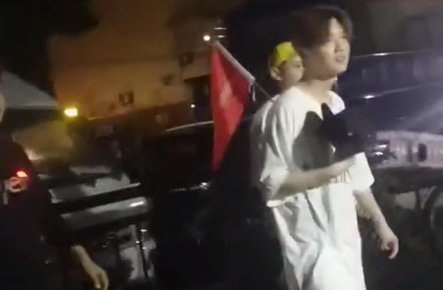 鹿晗|鹿晗黄渤路边吃夜市被偶遇，路人镜头下，他的素颜让人怀疑眼睛