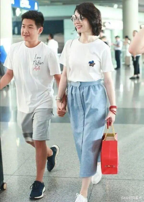 陈数|43岁陈数和继子关系真好!手拉手搂肩真亲密,好像亲母子