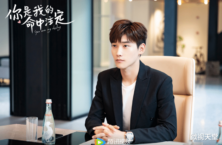 邢昭林:《你是我的命中注定》新剧照,梁洁红衣造型绝美,邢昭林温柔帅气
