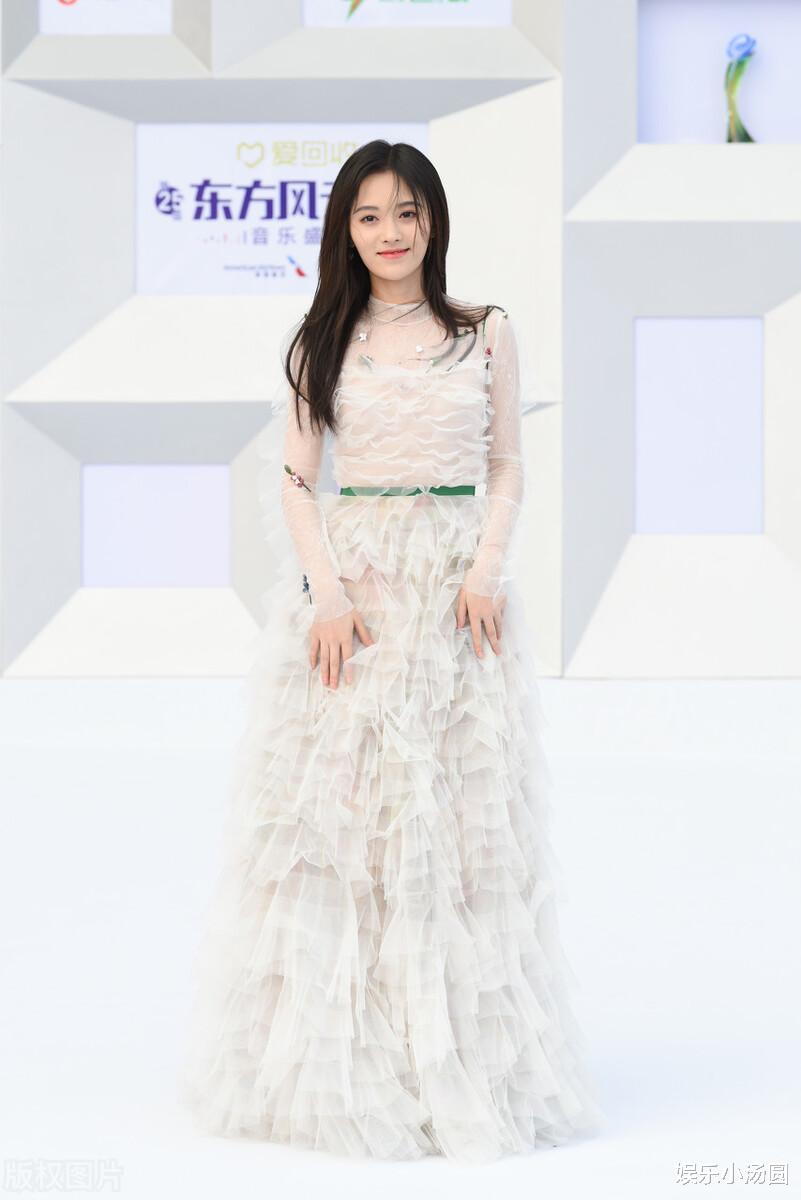 整容|女星证明自己没整容,范冰冰摸骨,杨颖夹子夹脸,而她确实太假了