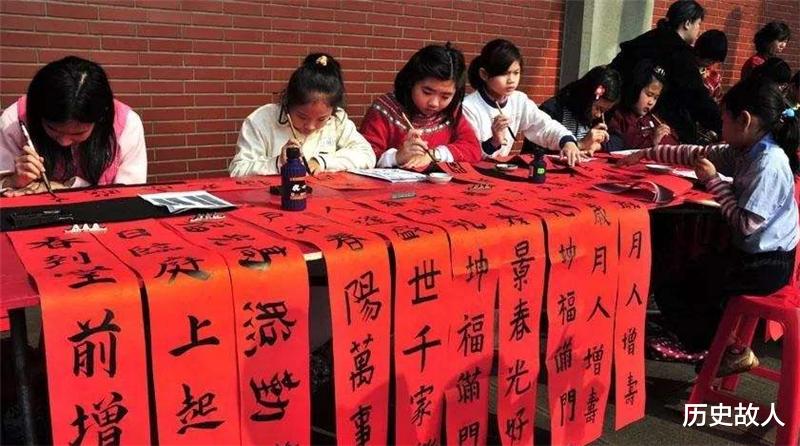 「唐伯虎」厕所门口挂了一幅对联,上联“来人不蹲就站”,下联一出堪称经典