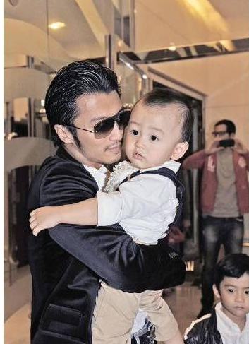 [张柏芝]张柏芝三儿子混血之谜解开，忘记打码首次曝光正面，眼大鼻高超像妈妈