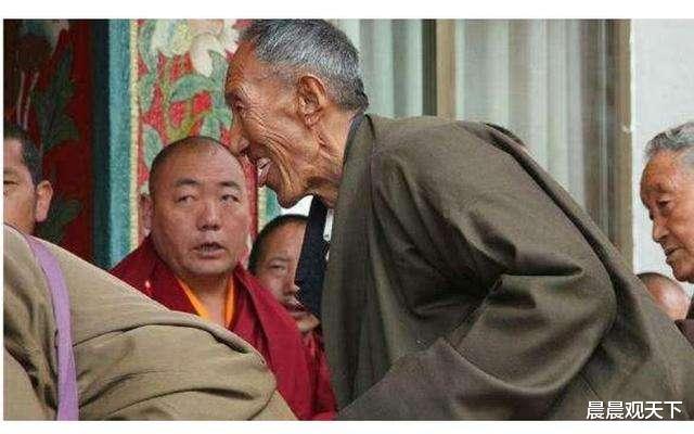 #西藏旅游#英国小伙到西藏旅游，一下飞机就怒斥：中国人这么没礼貌的么？