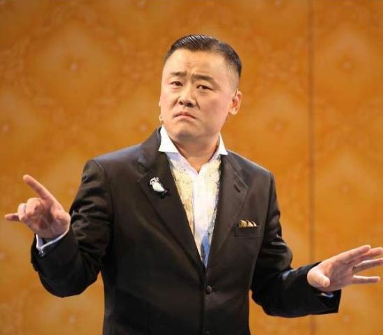 周立波|死亡13万！发文怒斥国内官媒的周立波，在美嚎啕大哭，想回国了？