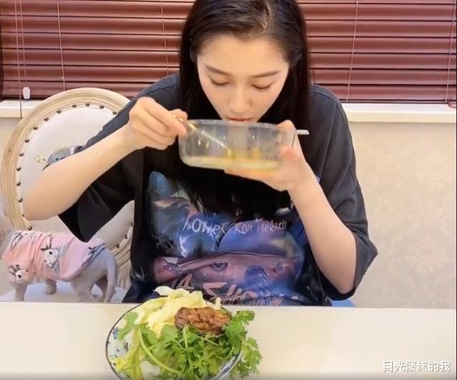 「关晓彤」关晓彤当吃播，本以为是作秀，看到最后吃多少，真是中了减肥的毒