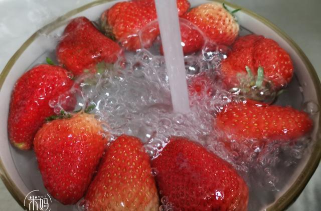 #辽宁省#盐水洗草莓，和没洗一样脏，教你2招，脏东西污垢全跑光，干净