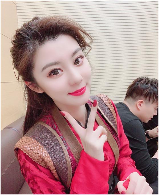 沈涛@《王牌》主持沈涛结婚了，“递话筒女生”终于露面，颜值不输费费